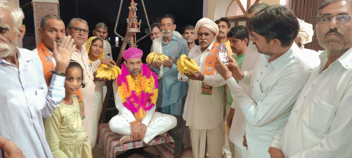 abhishekmatoria's tweet photo. नोहर विधानसभा क्षेत्र के गांव बन्नासर व गुलाबगढ़ में जनसम्पर्क कार्यक्रम के दौरान ग्रामवासियों से मुलाकात कर भाजपा को विजयी बनाने के लिए आग्रह किया ।

#खिलेगा_कमल_जीतेगा_नोहर 
#Abhishekmatoria https://t.co/gXoVZk9Lrw