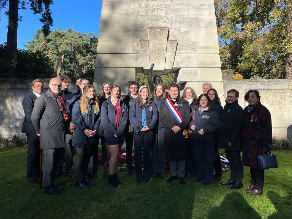 🇬🇧 Brookwood - Carré 🇫🇷 - Cimetière militaire | #11novembre | Émouvante cérémonie à la mémoire des « Morts pour la France » de toutes les guerres, aux côtés des Français du #RoyaumeUni, en présence de notre ambassadrice <a href="/AmbDuchene/">Hélène Duchêne</a>, de notre député <a href="/alexIholroyd/">Alexandre Holroyd</a>, du consul