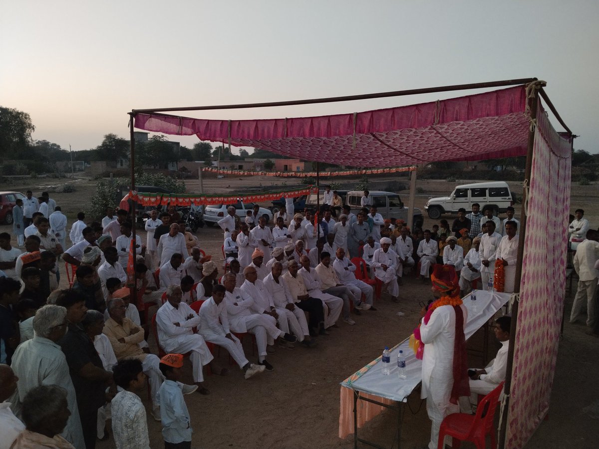 abhishekmatoria's tweet photo. नोहर विधानसभा क्षेत्र के गांव बन्नासर व गुलाबगढ़ में जनसम्पर्क कार्यक्रम के दौरान ग्रामवासियों से मुलाकात कर भाजपा को विजयी बनाने के लिए आग्रह किया ।

#खिलेगा_कमल_जीतेगा_नोहर 
#Abhishekmatoria https://t.co/gXoVZk9Lrw