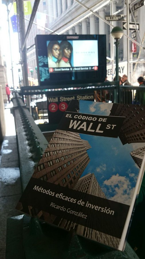 Porque te mereces hacerte un regalo este fin de semana 📚🎁📉📈🎁📚  aprende a  con El código de Wall Street. Pídelo aquí  elcodigodewallstreet.com #ElCódigoDeWallStreet <a href="/CodigoDeWallSt/">ElCódigoDeWallStreet</a> #libro
