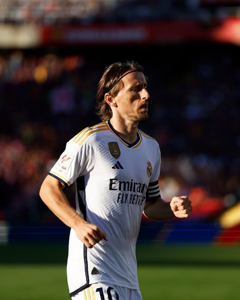 Zinedine Zidane : "Après avoir repris le Real Madrid, j'ai réalisé à quel point le '10' est devenu un maillot tout à fait ordinaire. Cependant, il doit être porté par un joueur spécial, un modèle d'excellence que tout le monde admire, le joueur que tout le monde veut devenir. Je