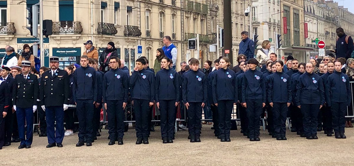 Acgn72's tweet photo. Moment de partage républicain pour les cadets de la promotion 2023-2024 qui ont participé à la cérémonie du 11 novembre au Mans 🇫🇷
#devoirdemémoire #hommage https://t.co/iziyjApdrS