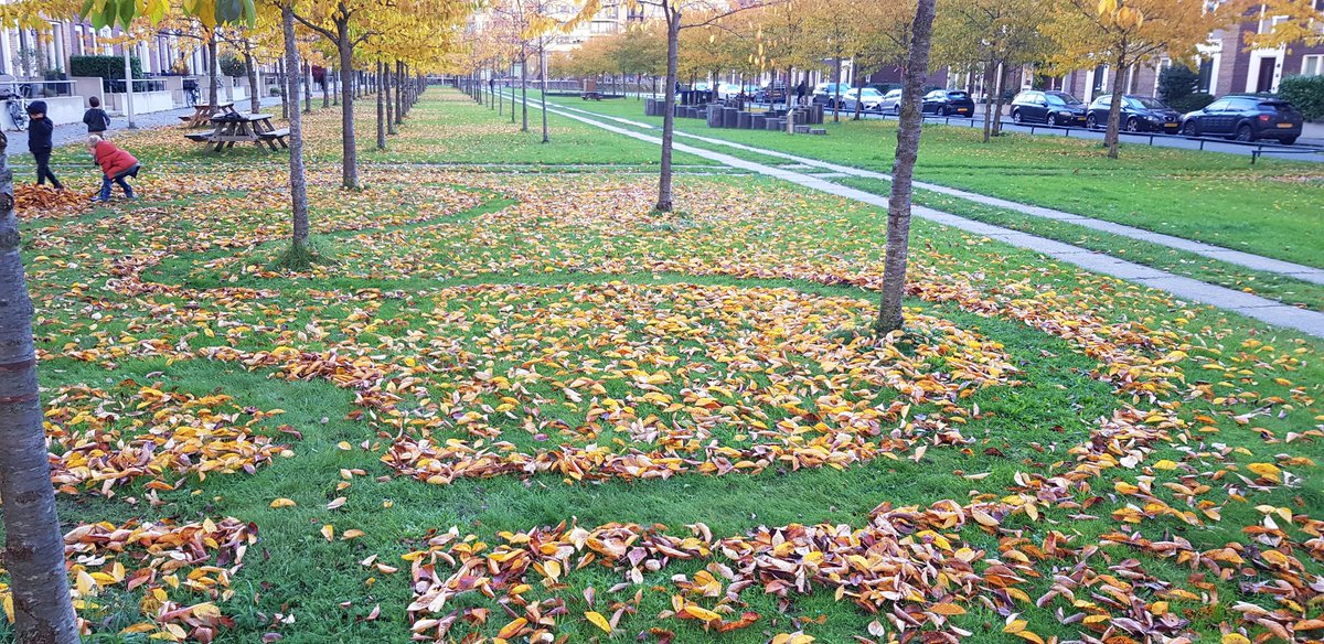 Blaadjes, een bezem en buitenspelen
 #herfst