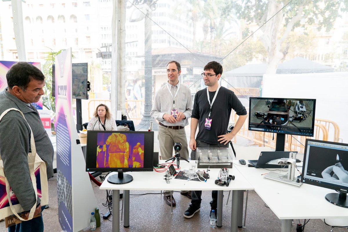 Siente, toca y disfruta de lo último en tecnología. ✋👾

📍 En la zona Show Tech de #VLCTechXperience encontrarás un showroom con más de 20 proyectos que son ejemplo de las tecnologías más disruptivas desarrolladas en la ciudad. 

¡Acompáñanos en esta Tech X-perience!