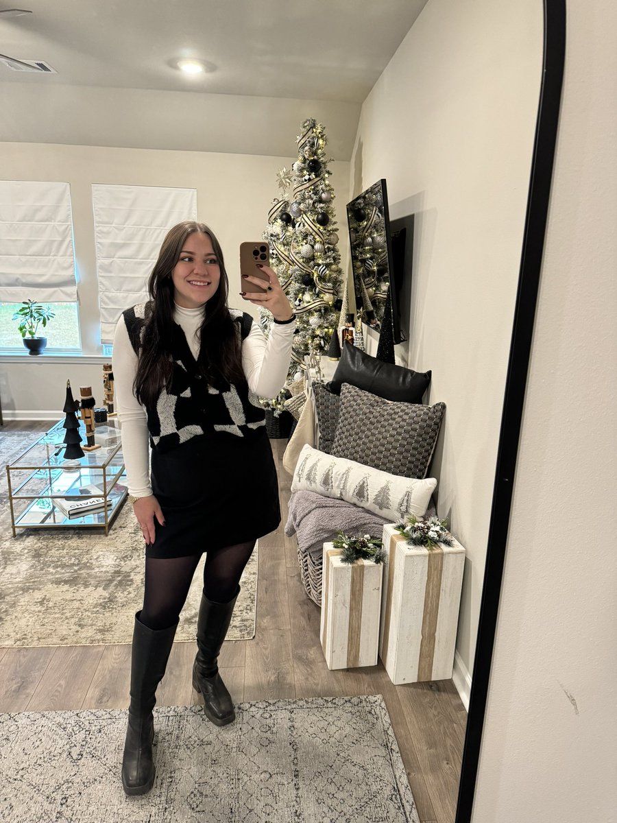 tori_viator's tweet image. My tree is up and my fits are mostly black. ‘‘Tis the season. 🖤🌲