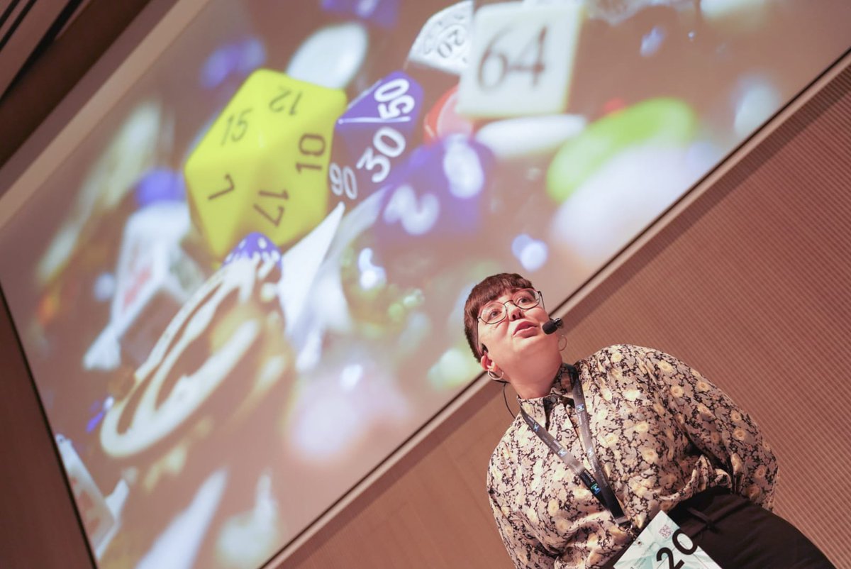 Carcajadas en el auditorio de <a href="/etopia_/">Etopia: Emprendimiento, Innovación y Tecnología</a> con Laura Alcover en la segunda y brillante charla de la tarde, Dungeons &amp; Datos: Bestiario de antipatrones y cómo derrotarlos. ¡No paramos de aprender! #wtmz23
