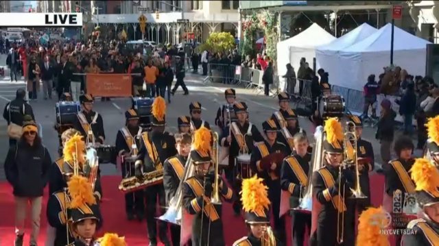 Congratulations Hinsdale South Band on your amazing performance in the New York Veterans Day Parade. @HSHS_Activities @HinsdaleSouthHS @HinsdaleD86