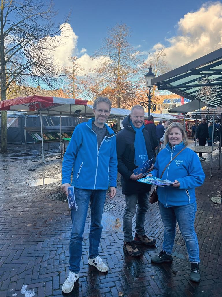 Mooie middag op de markt in Huizen, met het team van <a href="/CUHuizen/">ChristenUnie Huizen</a>. #teamCU #geloofindesamenleving