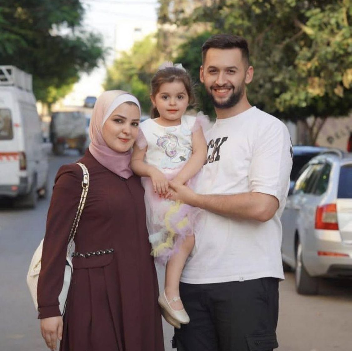 seyasie's tweet photo. هذه الطفلة تركوها والداها في أول الطريق، في بداية عمرها، قبل أن تتشكل ذاكرتها، هجروها طوعًا وغادروا إلى ركب الشهداء.
لتبقى هي دون عائلة، دون أم وأب، لتواجه بشاعة الحياة وظلمها وقسوتها. بقت وحيدة كغزة بين العرب. https://t.co/OMMoKvzouX