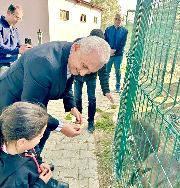 Muskhgb's tweet photo. Valimiz Sayın @Valiavnicakir,Vali Yardımcımız Birlik Başkanımız Sayın @CihatAbukan "1071 Sultan Alparslan Parkı Tarihi Murat Köprüsünde" incelemelerde bulundu. Hayvanat bahçesini gezen Sayın Valimiz, daha sonra Gençlik Merkezi Kitap Kafe'de gençlerle bir araya gelerek sohbet etti https://t.co/P1K5ejwt0W