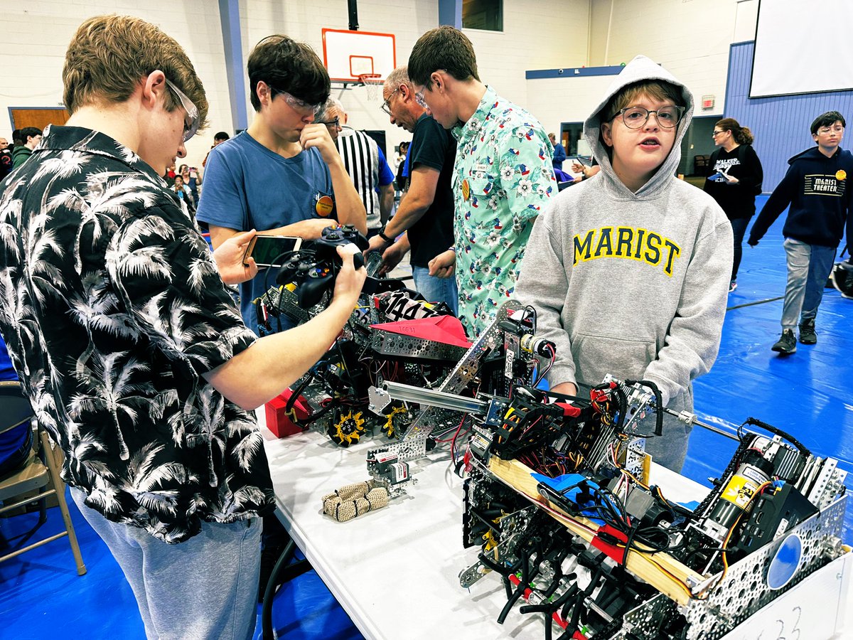 itgresarobotics's tweet image. And…. Yet another day with robots!  @GAFIRST #omgrobots @MaristSchool