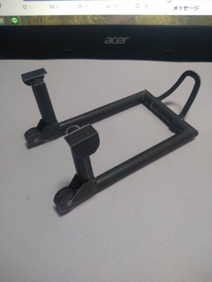 フロントタイヤとアクセサリーのスタンドは完成ですが、フロントタイヤも完敗です。明日は友人にあげる予定ですので、作り直すも出来ず、なんか本体に隠れる位置にタイヤを付けるしかない。たぶん欠点を隠れると思います。