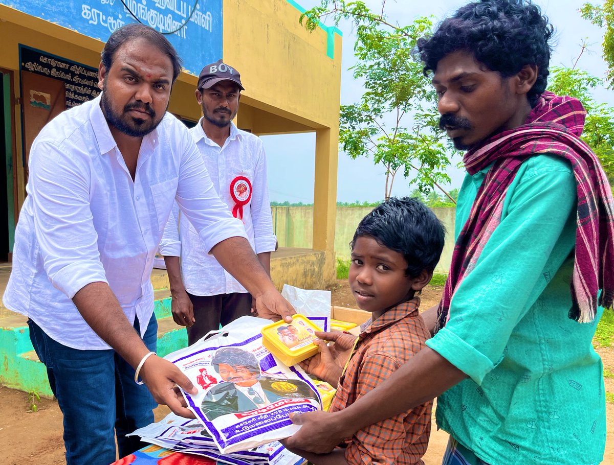 JRanjankumar's tweet photo. தளபதி @actorvijay அவர்களின் சொல்லுக்கிணங்க பொதுச்செயலாளர் அண்ணன் @BussyAnand அவர்களின் நல்லாசியுடன் #Tiruppur  தொண்டரணி தலைமை சார்பாக கரட்டூர் மலை கிராமத்தில் உள்ள பழங்குடியினர் பயிலும் அரசு பள்ளியில் #குழந்தைகளுக்கு புத்தாடைகள், சுவீட் பாக்ஸ் &amp; பட்டாசுகள் வழங்கப்பட்டது #TVMI https://t.co/UP9l97Yc2E