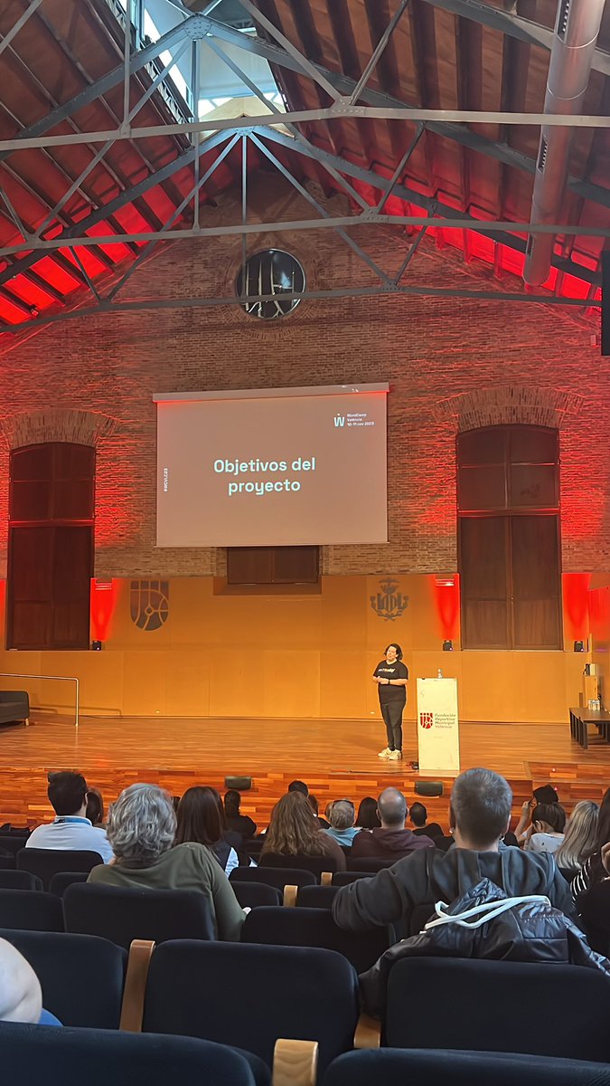 En #WCVLC23 escuchando en primera línea un caso real de desarrolladora y a su vez clienta. 🤗