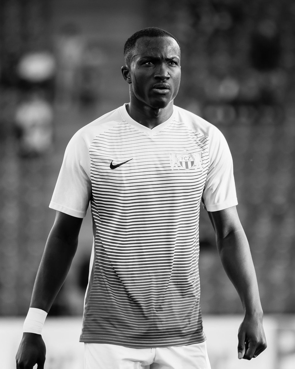 Footballogue's tweet image. Raphael Dwamena (28 ans), international camerounais, a perdu la vie aujourd'hui alors qu'il jouait un match du championnat albanais avec le KS Egnatia Rrogozhinë.

Il s'agirait d'une crise cardiaque... 

Pensée à sa famille. 🙏

(📸 @fc_zuerich)