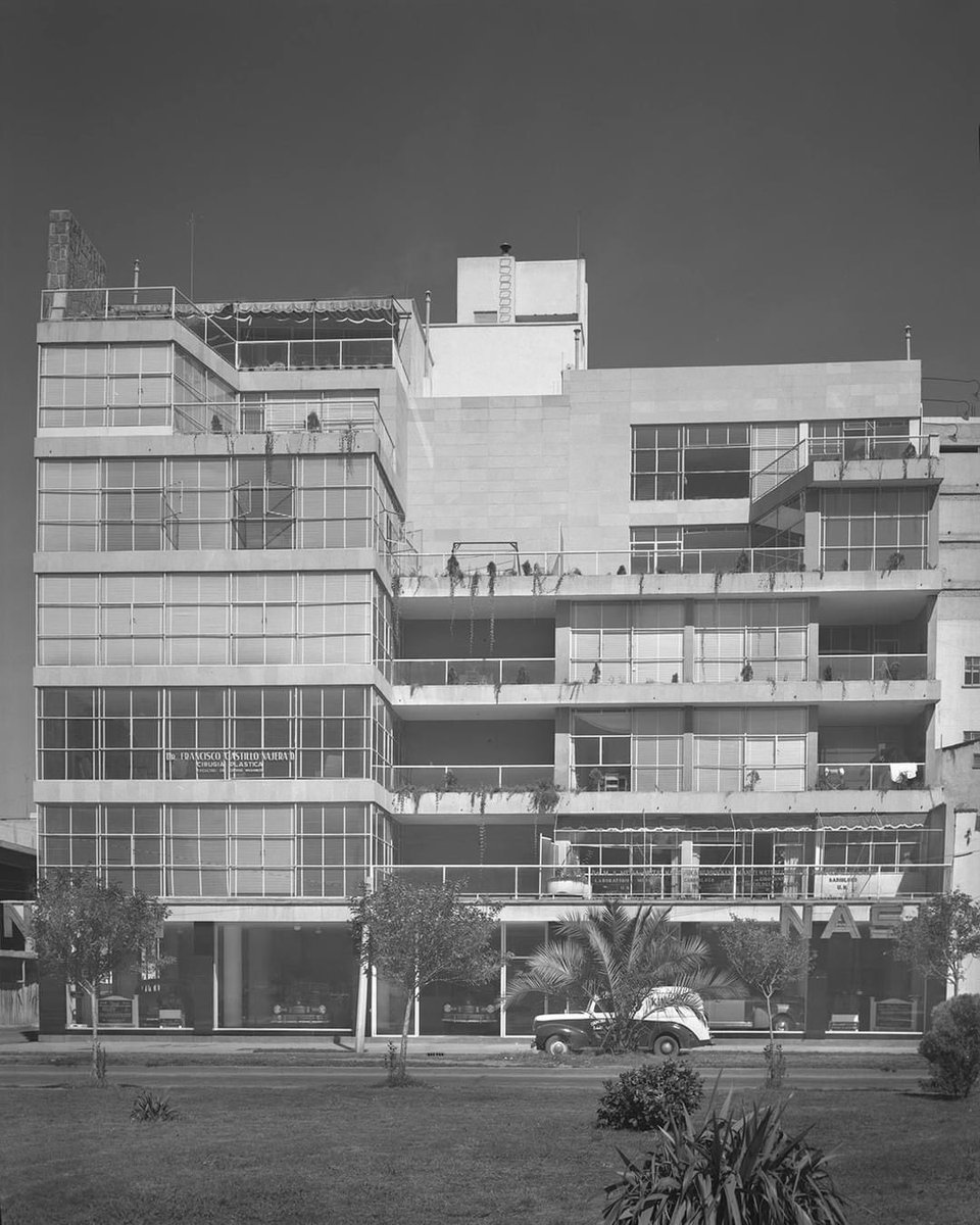 Archivo Histórico. Ródano y Atoyac (1947), diseñado por Juan Sordo Madaleno y Augusto H. Álvarez, fue un edificio para departamentos con locales comerciales, ubicado en la colonia Cuauhtémoc de la Ciudad de México #SordoMadaleno
#FundaciónSordoMadaleno
#ArchivoHistórico