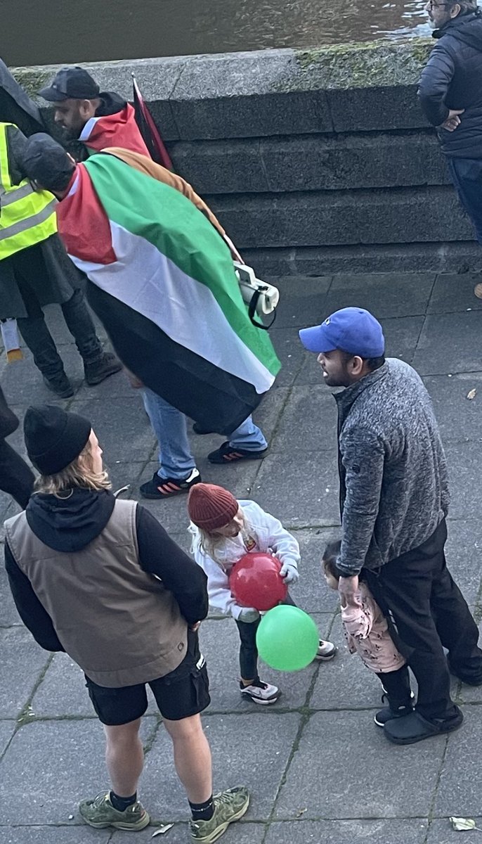 Terrifying scenes as a Muslim and non Muslim child play with balloons by Vauxhall Bridge at the Peace March! Terrorists! #CeasefireForGazaNOW