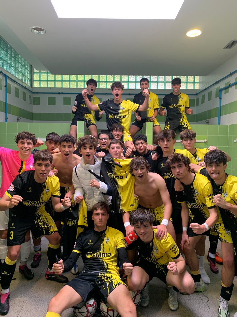 CDGalapagar's tweet photo. ⚽️ CANTERA | RESULTADOS

Juvenil A 2️⃣-1️⃣ @FPALasRozas A

⚽️Miguel P.
⚽️Marwan

Quinta victoria consecutiva para el equipo de @Justel95. Esta vez contra el líder y en un partidazo.

¡ENORMES!

#UnPueblosDosColoresUnaIlusión💛🖤 https://t.co/I0BUjfP83G