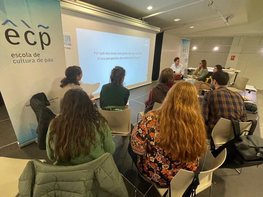 escolapau's tweet photo. Continuen les jornades #DiploPau25 amb diferents espais de reflexió i intercanvi. Entre d'altres, l'ex alumne @paulzaldu ens parla des d'una mirada crítica de la Seguretat en la construcció de la pau #diplopaz https://t.co/vPmEjha5Yc