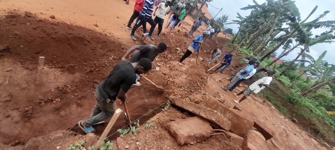 CyaruzingeCNJ's tweet photo. Ndera Sector
Cyaruzinge Cell
On 11/11/2023,
Uyu Munsi hakozwe Umuganda udasanzwe wo kurwanya amazi atera abaturage wakozwe kubufatanye bw'abaturage ndetse n'urubyiruko harimo: Gusibura ligore zasibamye, Kubakira inzira z'amazi murwego rwo kuyaha inzira Imwe.

#Umuganda https://t.co/GD9DUlEhTQ
