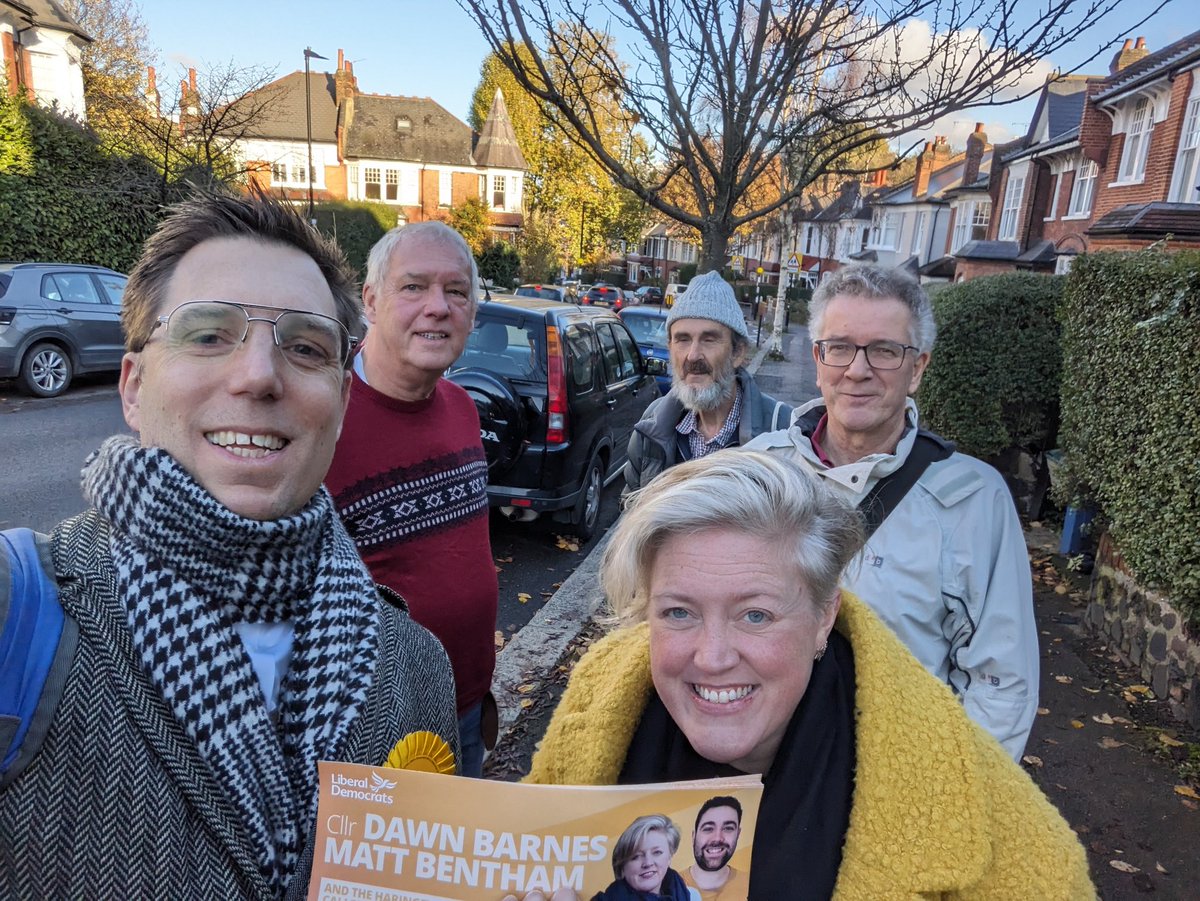 Fantastic support for @Dawn_Barnes & @HaringeyLibDems this afternoon in Fortis Green. Lovely to see the team as always!