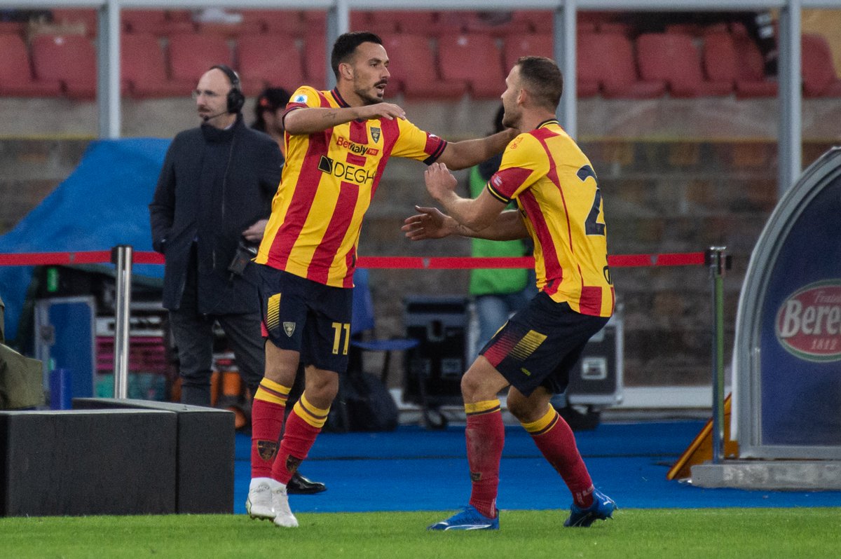 Footballcombet's tweet photo. Lecce came back from 2-0 down to draw 2-2 against 10-man AC Milan.
WHAT A COMEBACK‼️🤩🙌🏾
#LecceMilan #LECMIL #SerieA #Football https://t.co/dHmrXQnPyl