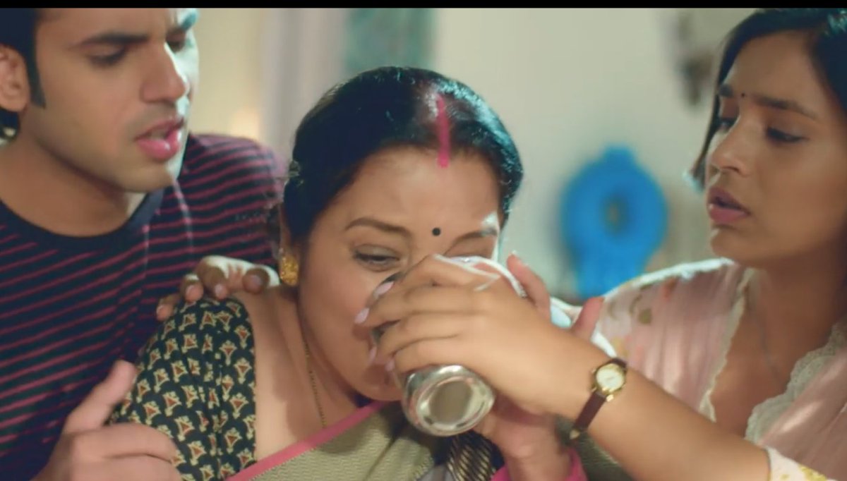 RuwaniSamarakk1's tweet photo. They are shielding each other,
They will rise through anything as a family
#KavyaEkJaazbaEkJunoon
#Bansals
#SumbulTouqeerKhan https://t.co/HswKy5Jh7l
