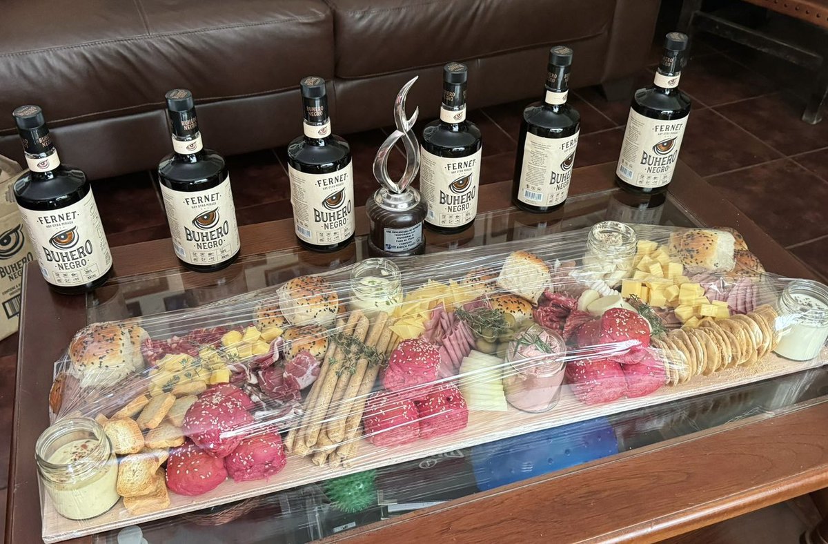 Hoy recibimos la picada y los fernet Buhero Negro cortesía de nuestros amigos de <a href="/WeekendDepUy/">Weekend Deportivo</a> y <a href="/TodoligaTV/">TodoligaTV</a> para festejar el Campeonato de la Copa de Plata de la Divisional G. 

Muchas gracias!

Salú campeones 🏆