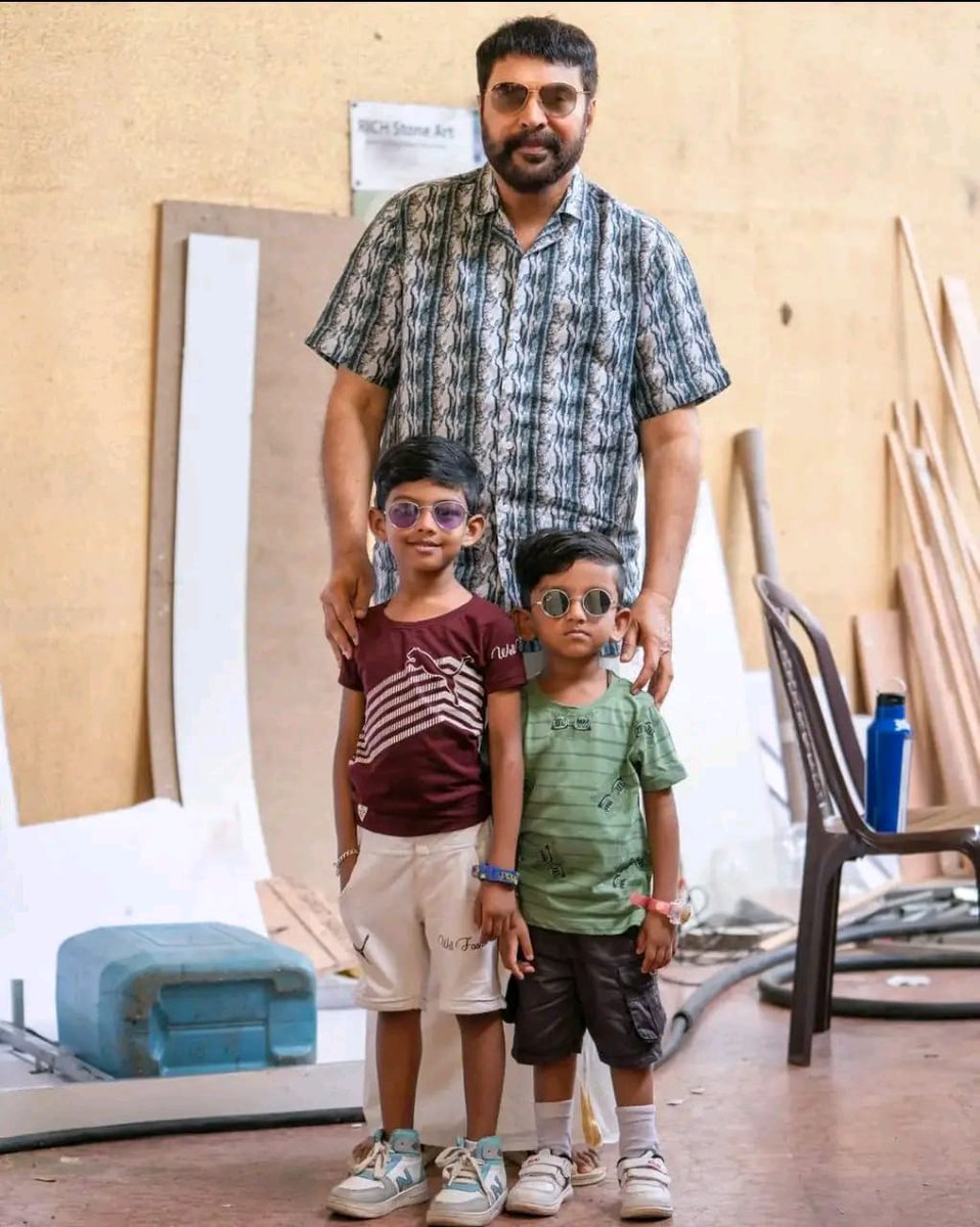 MammoottyFC369's tweet photo. കുട്ടി ആരാധകർക്കൊപ്പം മെഗാസ്റ്റാർ ❣️😻

 #Mammootty @mammukka https://t.co/vqThOIYGQT
