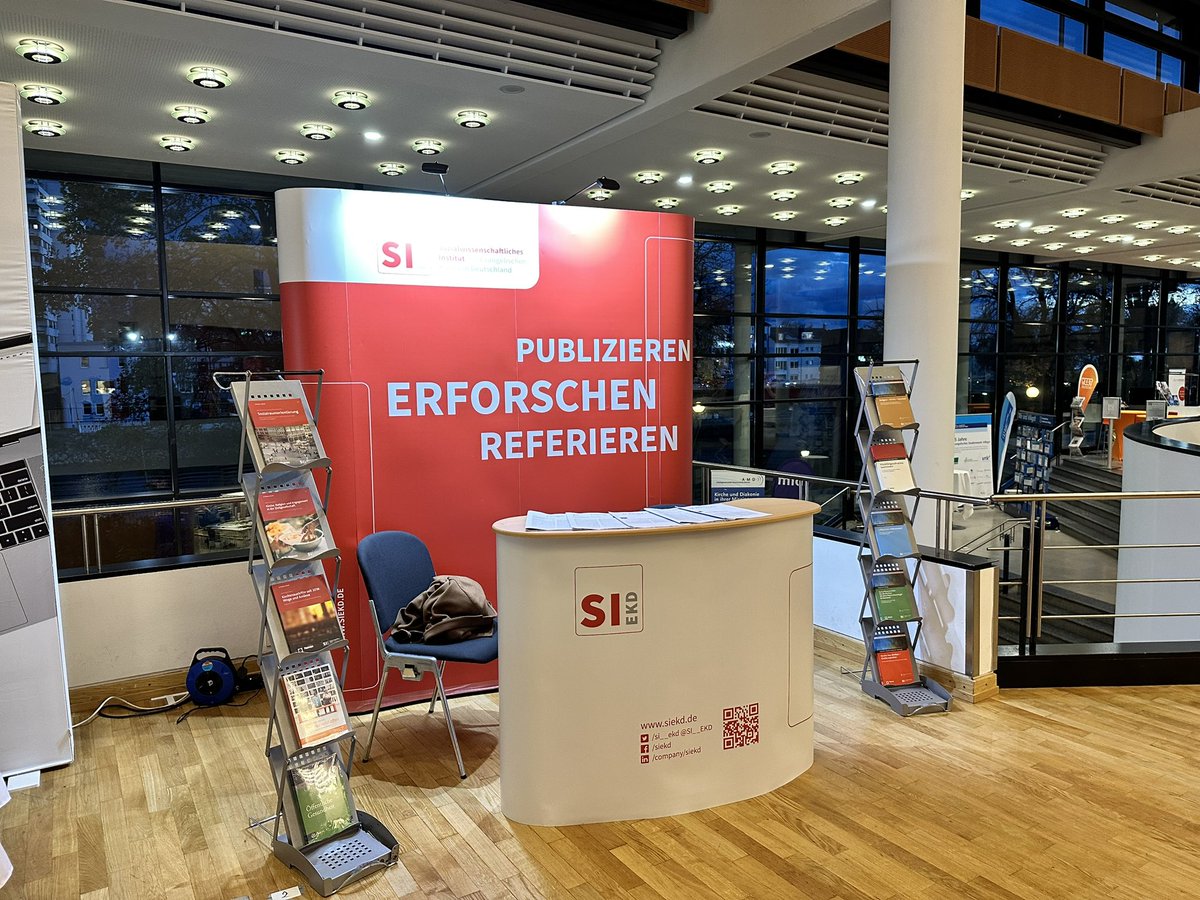 Unser <a href="/SI__EKD/">Sozialwiss. Institut der EKD</a> -Stand bei der EKD-Synode in Ulm. Wir freuen uns auf Gespräche zu unseren Kirchenaustritts-, Freiwilligen- und Sozialraumstudien und natürlich die neue EKD-Mitgliedschaftsuntersuchung #KMU_VI ab dem 14. November