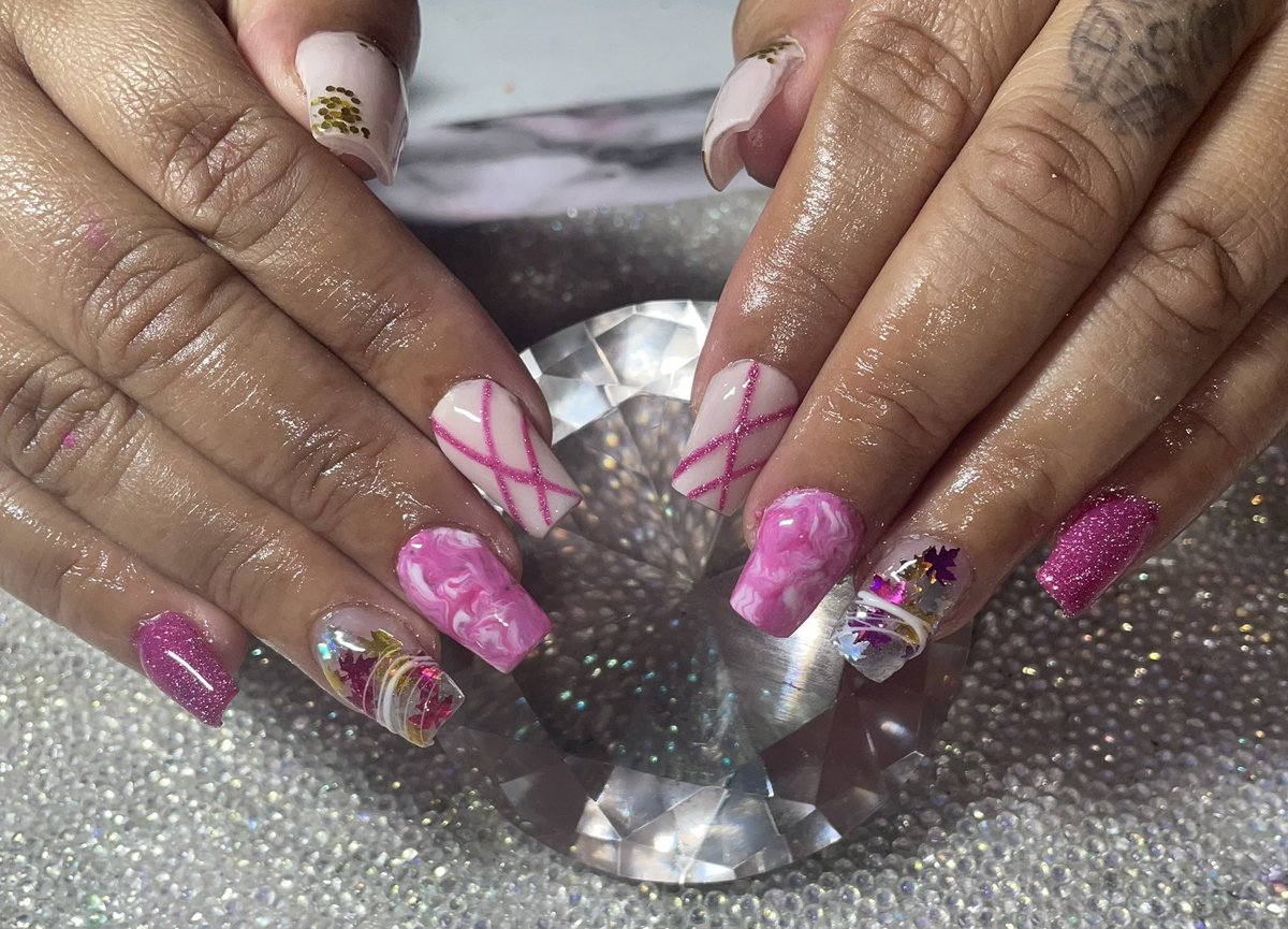 TatiYuDigg's tweet photo. 🍂💅🏻When you & your client decided on nail art together ! She said do whatever you want🍁💖✨ #BratzbullyNails #Fall #Pink #november #servuce4service #prettycolors #lovethis https://t.co/PgyOL7QIEN
