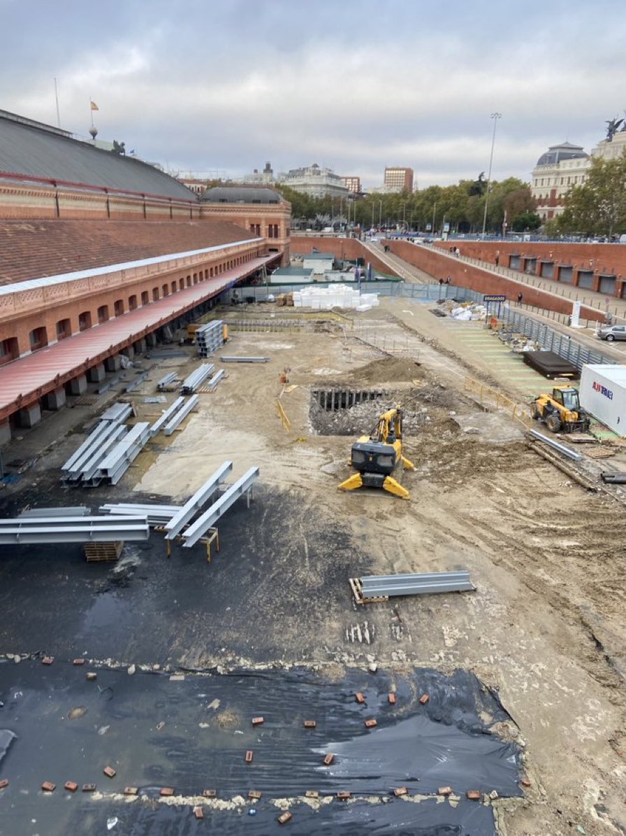 AlejandroCence2's tweet photo. Empiezan las obras en Atocha. Esto podría ser una bonita plaza llena de árboles, un jardín con bancos, un mercado con flores, cafeterías y puestos de comida. 

Será un parking.

📷 @_Naranch_ https://t.co/oHxWn7Q02P