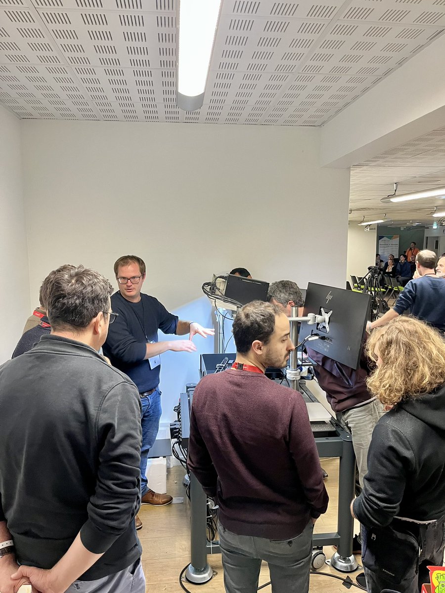 TriScan homemade setup from <a href="/DedeckerLab/">Dedecker Lab (dedeckerlab.bsky.social)</a> is at #MiFoBio2023 !

Check out AWS02!! 🔬🤩
<a href="/Robin_VdE/">Robin Van den Eynde</a> <a href="/vandenberglab/">Vandenberglab</a> 
<a href="/GDR_ImaBio/">GDR ImaBio</a>