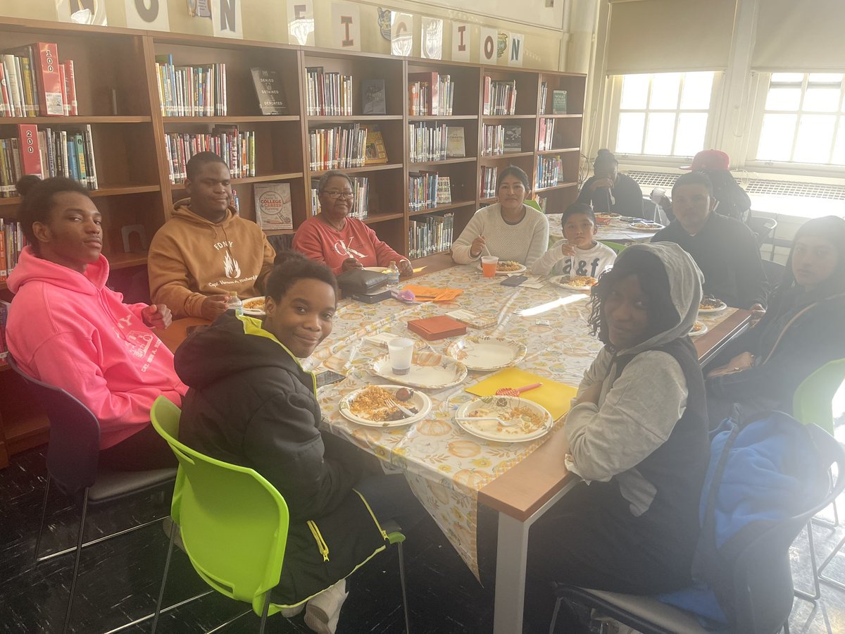 #BreakingBreadBuildingBonds #fdnyStrong #BKNHSBrilliant 

FDNY HS families having lunch together, discussing current events and celebrating each other. @NYCMayor @DOEChancellor @NYCDistrict19 @BrooklynNorthHS