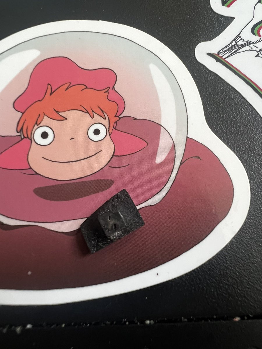 SoapNobodyUses's tweet photo. Front and back of transistor, plus pinkie finger for reference (I have pretty small fingers) I've also cleaned the crevices since then 💀 lmao 

<posted for Reddit> https://t.co/SLN0JBAXM9