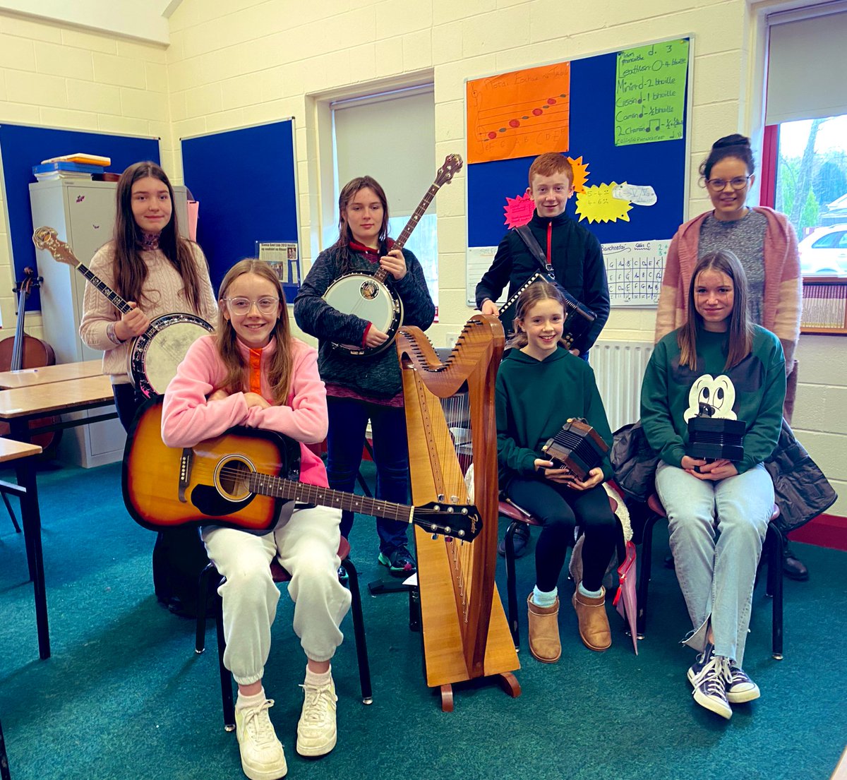 GaeltachtDeise's tweet photo. Bhí ceoltóirí ar ard chaighdeán istigh le ghrúpa ceoil Meánscoil San Niocláis ar maidin ag roinnt a gcuid scileanna leo. Maoinithe ag @cfdeise faoin bPlean Teanga. Mol an Óige agus tiocfaidh sí. 

Three amazing musicians shared their skills this morning. Go raibh maith agaibh! https://t.co/pQm6eCB35Z