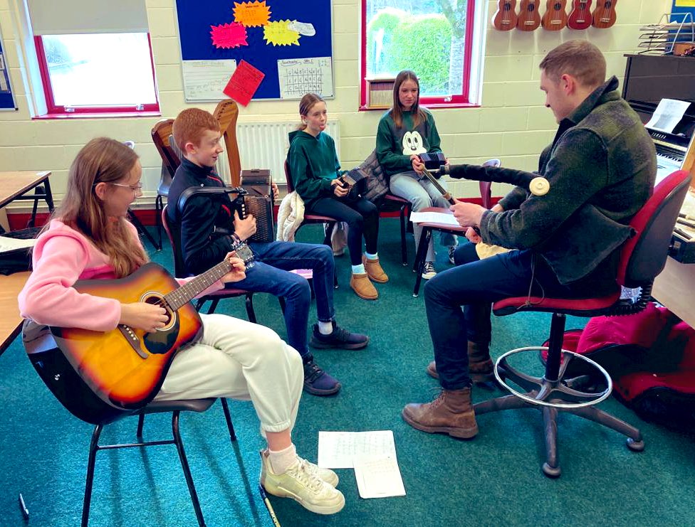 GaeltachtDeise's tweet photo. Bhí ceoltóirí ar ard chaighdeán istigh le ghrúpa ceoil Meánscoil San Niocláis ar maidin ag roinnt a gcuid scileanna leo. Maoinithe ag @cfdeise faoin bPlean Teanga. Mol an Óige agus tiocfaidh sí. 

Three amazing musicians shared their skills this morning. Go raibh maith agaibh! https://t.co/pQm6eCB35Z
