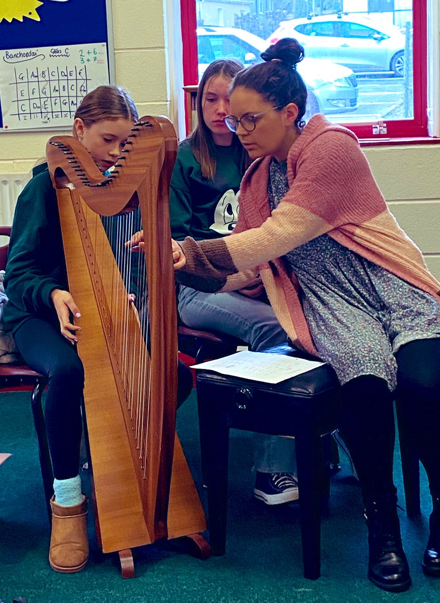 GaeltachtDeise's tweet photo. Bhí ceoltóirí ar ard chaighdeán istigh le ghrúpa ceoil Meánscoil San Niocláis ar maidin ag roinnt a gcuid scileanna leo. Maoinithe ag @cfdeise faoin bPlean Teanga. Mol an Óige agus tiocfaidh sí. 

Three amazing musicians shared their skills this morning. Go raibh maith agaibh! https://t.co/pQm6eCB35Z