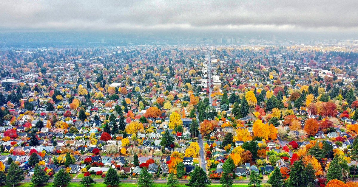 WOW… there’s color on every corner in  #Portland in this shot I took yesterday from Mt. Tabor.  Seems like this has been one of the best fall color seasons ever!  Have a safe day and be good! #LiveOnK2 #SaturdayVibes #AutumnBeauty #fallcolors