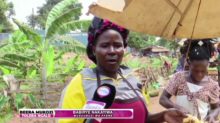sparktvuganda's tweet photo. Sirina busobozi kusasula bizimbe ebiri munda mu katale nsobole okutunda ffene wange wabula wano ku mabbali g’ekkubo, nzija n'eteekawo omudaala gwange era ku nkomerero y’olunaku nga nsobola okwesasulira ebyetaago byange.-Babirye Nakayiwa ,Musuubuzi wa ffene #Beera Mukoozi https://t.co/3NUQPD4PAw