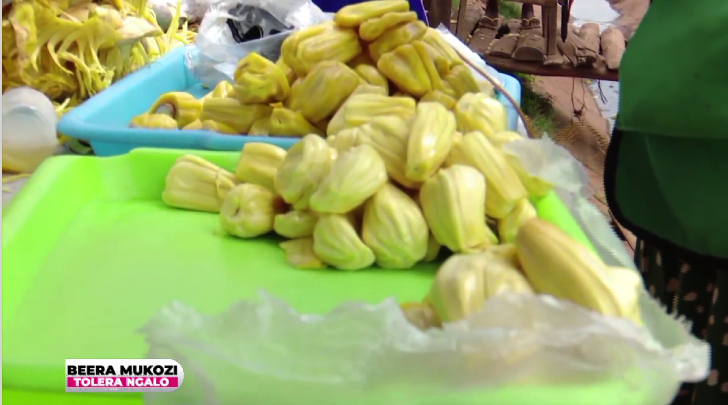 sparktvuganda's tweet photo. Sirina busobozi kusasula bizimbe ebiri munda mu katale nsobole okutunda ffene wange wabula wano ku mabbali g’ekkubo, nzija n'eteekawo omudaala gwange era ku nkomerero y’olunaku nga nsobola okwesasulira ebyetaago byange.-Babirye Nakayiwa ,Musuubuzi wa ffene #Beera Mukoozi https://t.co/3NUQPD4PAw