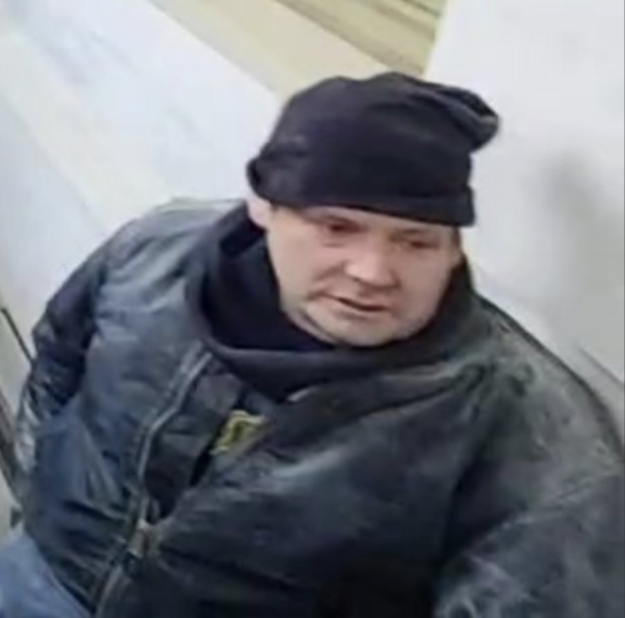 🔍🔍PLEASE RETWEET🔎🔎 #Consequences #Jan6thInsurrection #FBI is seeking to identify this person involved at the U.S. Capitol on #Jan6 If this person looks familiar contact FBI at tips.fbi.gov or 1-800-225-5324. Reference # 373 AFO CC: @BadBradRSR