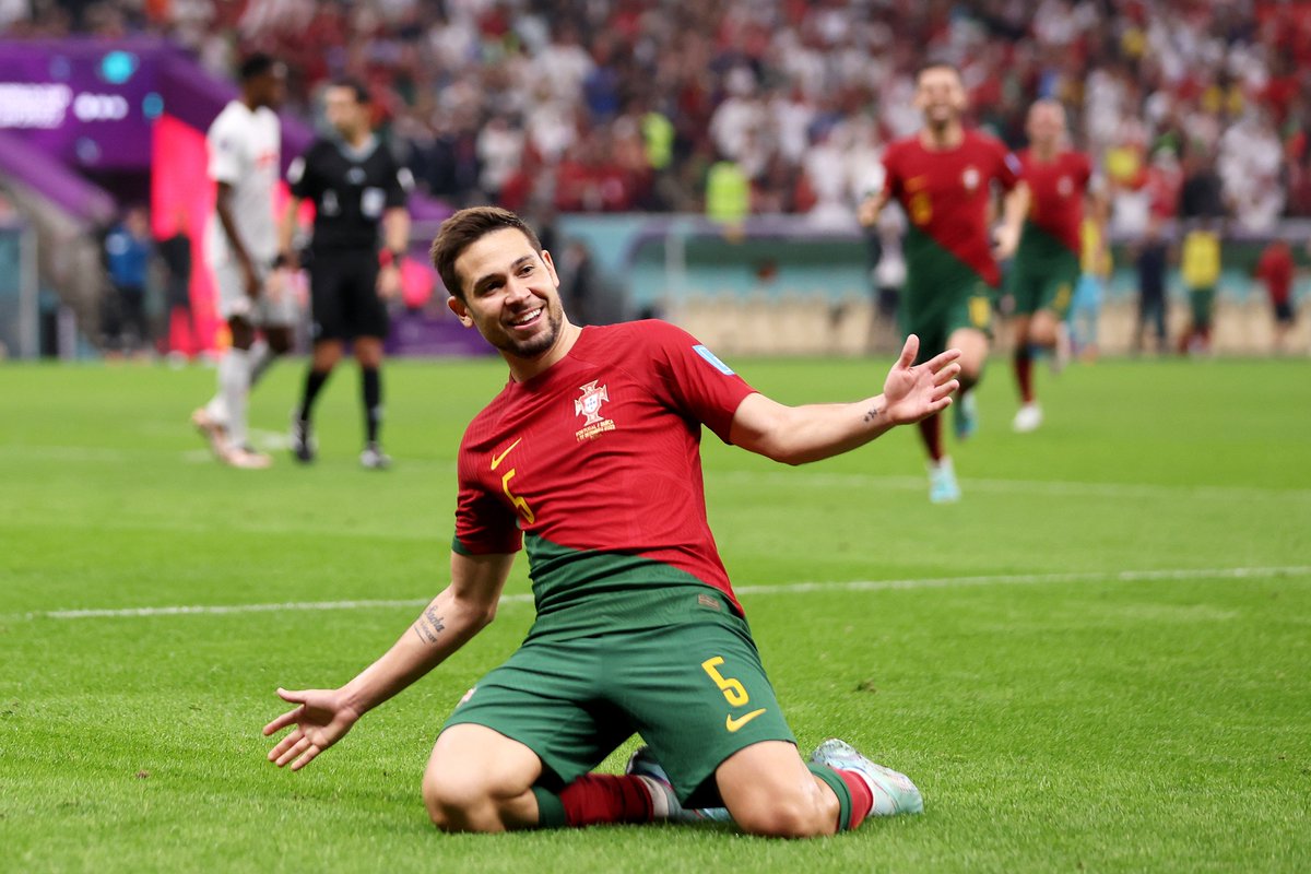 𝘿𝙚 𝙫𝙤𝙡𝙩𝙖 𝙚𝙢 𝙜𝙧𝙖𝙣𝙙𝙚 ⚽ Raphaël Guerreiro regressou de lesão e estreou-se a marcar pelo @FCBayern 👏 #VesteABandeira