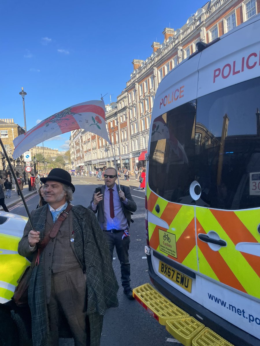 The only hate I saw today was a bunch of old fat hooligans swearing at the March from inside a pub in #Pimlico (that 40 police had to waste their time protecting) and a couple of weirdos trying to provoke the crowd. Not a single protester reacted #NotAHateMarch #MarchForPalestine