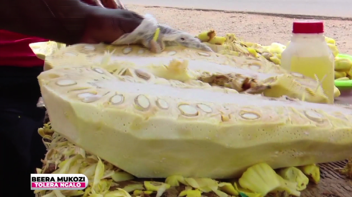 sparktvuganda's tweet photo. Ku lunaku olulungi osobola okutunda ebitundu bya ffene nga bittaano ku mukaaganga.Ebika bya ffene biwerako nya abamuwoomerwa waliwo bye basinga okwettanira ng'omumyufu n'owa kyenvu. - Babirye Nakayiwa ,Musuubuzi wa ffene #Beera Mukoozi https://t.co/QqK4k7KTLp