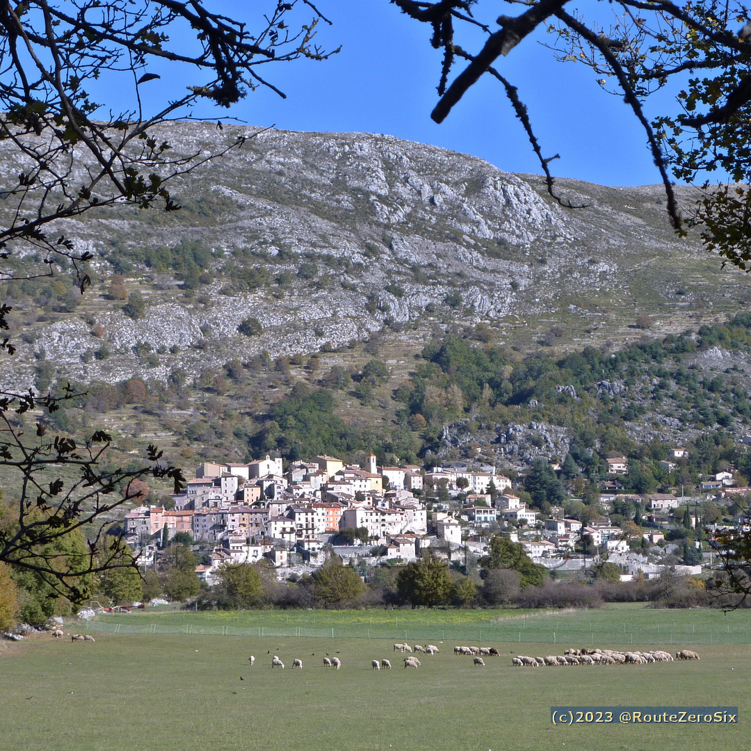 routezerosix's tweet image. Le village de Coursegoules (1020 m) dans le parc naturel régional des Préalpes d&apos;Azur. La campagne à seulement 25 km de la Côte d&apos;Azur

#Coursegoules #PrealpesdAzur #CotedAzurFrance #NiceCotedAzur #AlpesMaritimes #BaladeSympa #MagnifiqueFrance