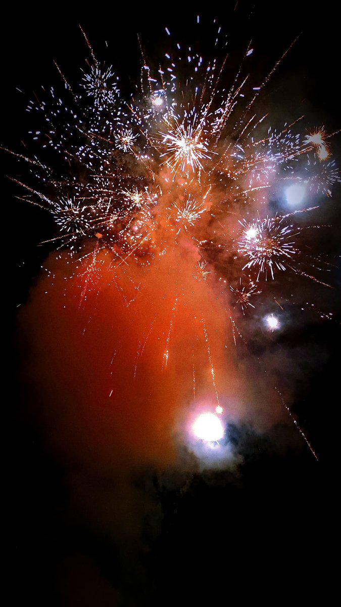 danialjames5's tweet photo. The firework is beautiful isn't it https://t.co/dQ7FXoCW10