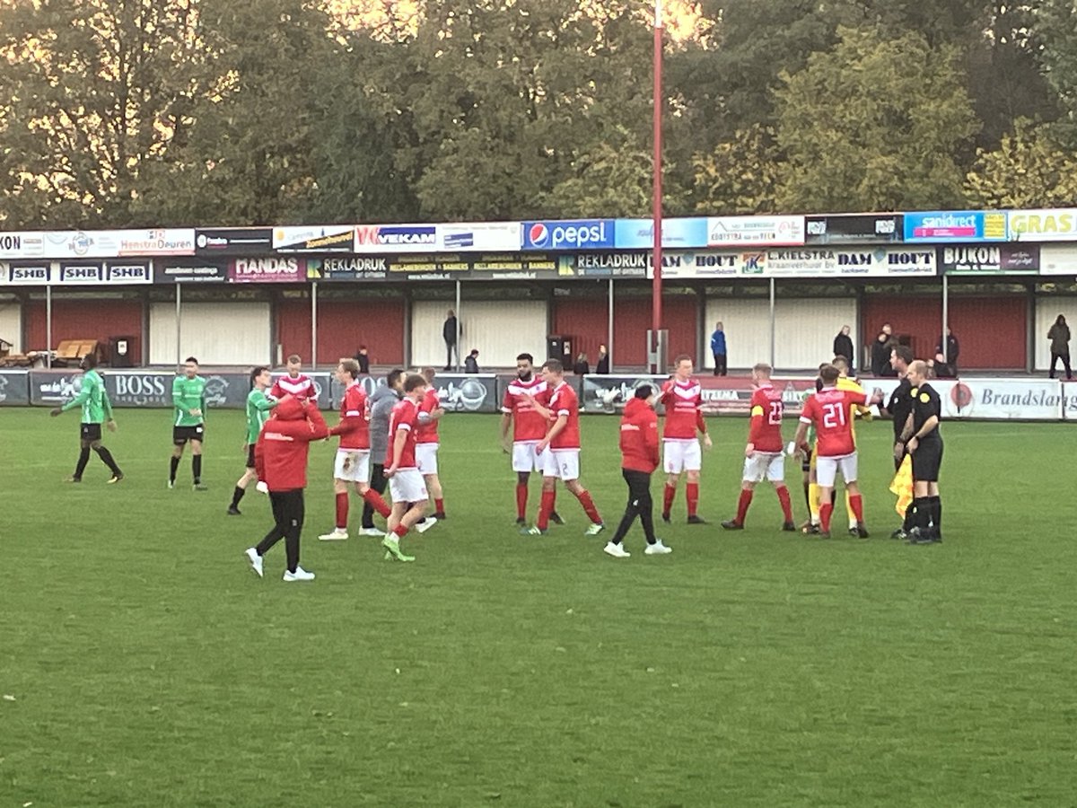 ⁦<a href="/HarkemaseBoys/">Harkemase Boys</a>⁩ zit in de wachtkamer na de 3-1 winst tegen ⁦<a href="/vvDOVO/">Voetbalvereniging DOVO</a>⁩. De gasten deden wat terug, maar Thomas Prinsen bepaalde de eindstand vanaf elf meter. ⁦<a href="/VVIJV/">IJsselmeervogels</a>⁩ trapt om 6 uur af en moet 5x scoren om de Boys van de eerste periodetitel af te houden.