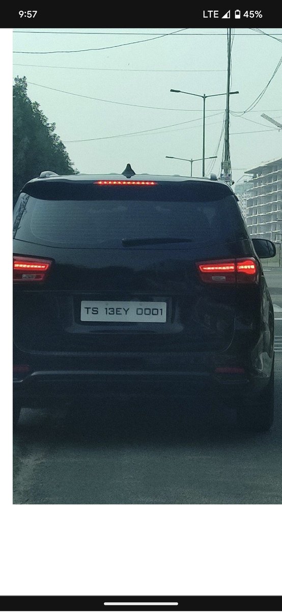 _iamrithwik's tweet photo. How is this possible? @HyderabadTraff1 @hydcitypolice https://t.co/Jd9IBe5ugq