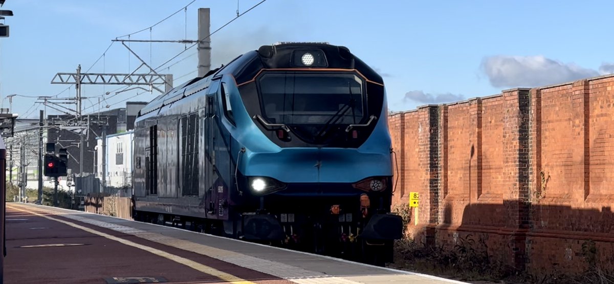 PlatformEdge1's tweet image. Another special visitor at Rugby!

68019 arriving into Rugby to take 57308 as they head towards Daventry #Class57 #Class68
